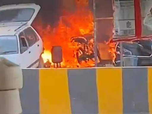 तारानगर में कार में गैस भरते वक्त लगी आग:12 इलेक्ट्रिक स्कूटी, एक बाइक और कार जलकर राख 1 e09eb16e 036d 4f3d 981b 04ef30e9f0891744897570654 1744901329
