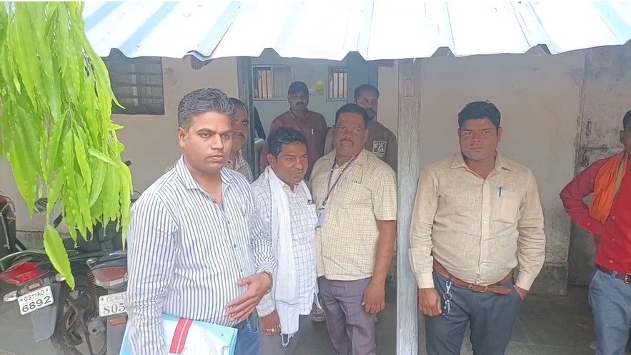 रिश्वत लेते पकड़े गए राजस्व निरीक्षक संतोष चन्द्रसेन निलंबित, एसीबी ने 50 हजार की रिश्वत लेते पकड़ा था 1 image 2025 04 18T164031.439