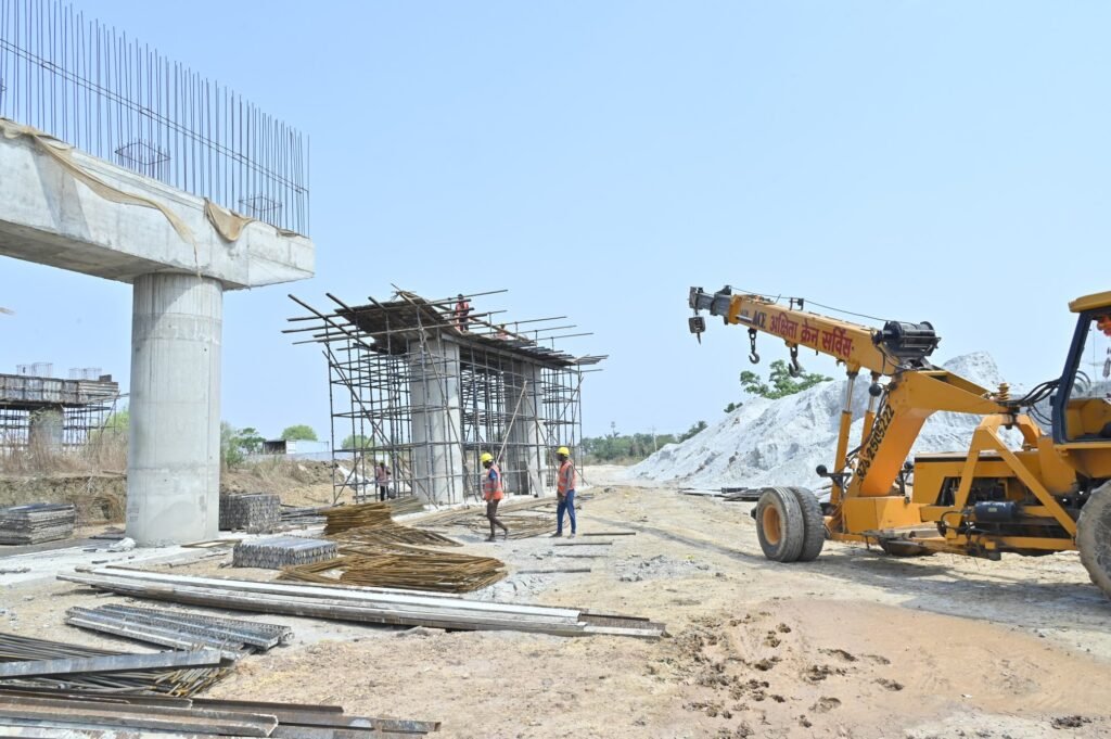 रायपुर-विशाखापट्टनम एक्सप्रेसवे पर डिप्टी सीएम का औचक निरीक्षण, बोले– जल्द पूरा होगा काम, छत्तीसगढ़ को मिलेगा बड़ा फायदा 3 1001572994