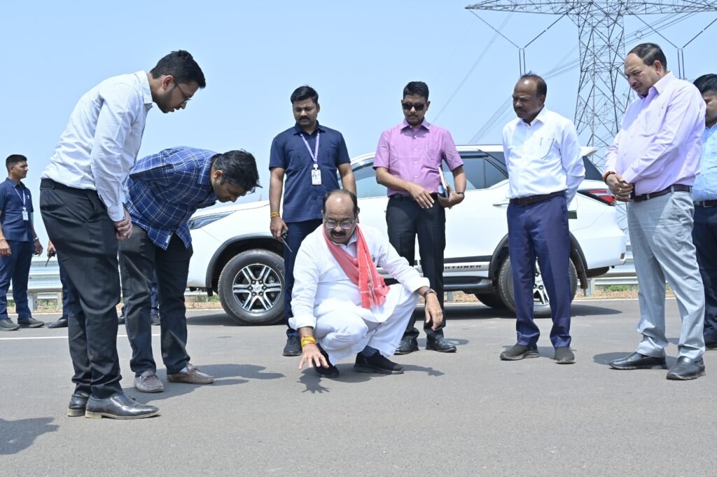 रायपुर-विशाखापट्टनम एक्सप्रेसवे पर डिप्टी सीएम का औचक निरीक्षण, बोले– जल्द पूरा होगा काम, छत्तीसगढ़ को मिलेगा बड़ा फायदा 2 1001572996