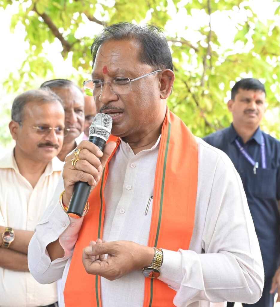 सीएम विष्णु देव साय का अचानक माथमौर दौरा : हेलिकॉप्टर से उतरते ही उमड़े ग्रामीण, चौपाल में किया विकास कार्यों का पिटारा खुला – बिजली, सड़क, तहसील और भवन की सौगात 2 1001594571