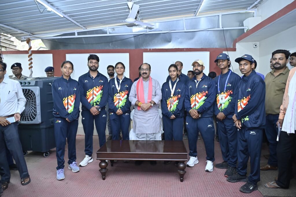 उप मुख्यमंत्री अरुण साव ने जनदर्शन में सुनी जनता की समस्याएं : कई मामलों का मौके पर किया समाधान, खेलो इंडिया में पदक जीतने वाले खिलाड़ियों को दी बधाई 2 1001639048