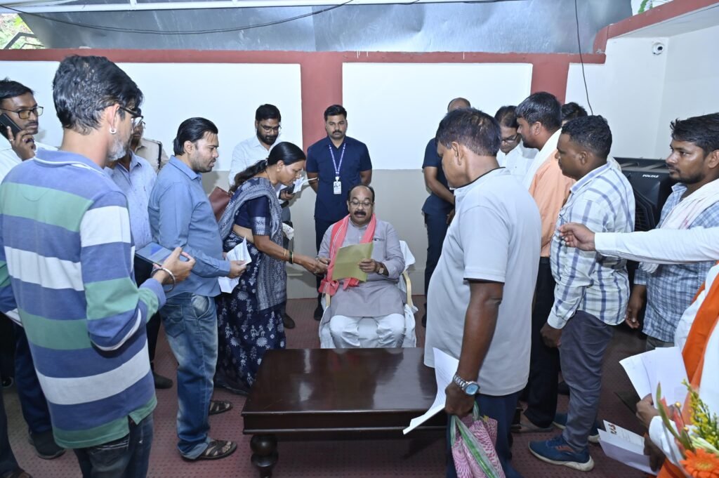 उप मुख्यमंत्री अरुण साव ने जनदर्शन में सुनी जनता की समस्याएं : कई मामलों का मौके पर किया समाधान, खेलो इंडिया में पदक जीतने वाले खिलाड़ियों को दी बधाई 4 1001639049