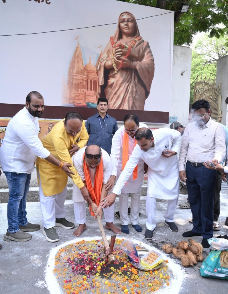 देवी अहिल्या बाई होलकर जयंती पर विशेष आयोजन: रायपुर उत्तर विधायक पुरंदर मिश्रा ने 75 लाख की नाली निर्माण योजना का किया भूमि पूजन 2 1001711945
