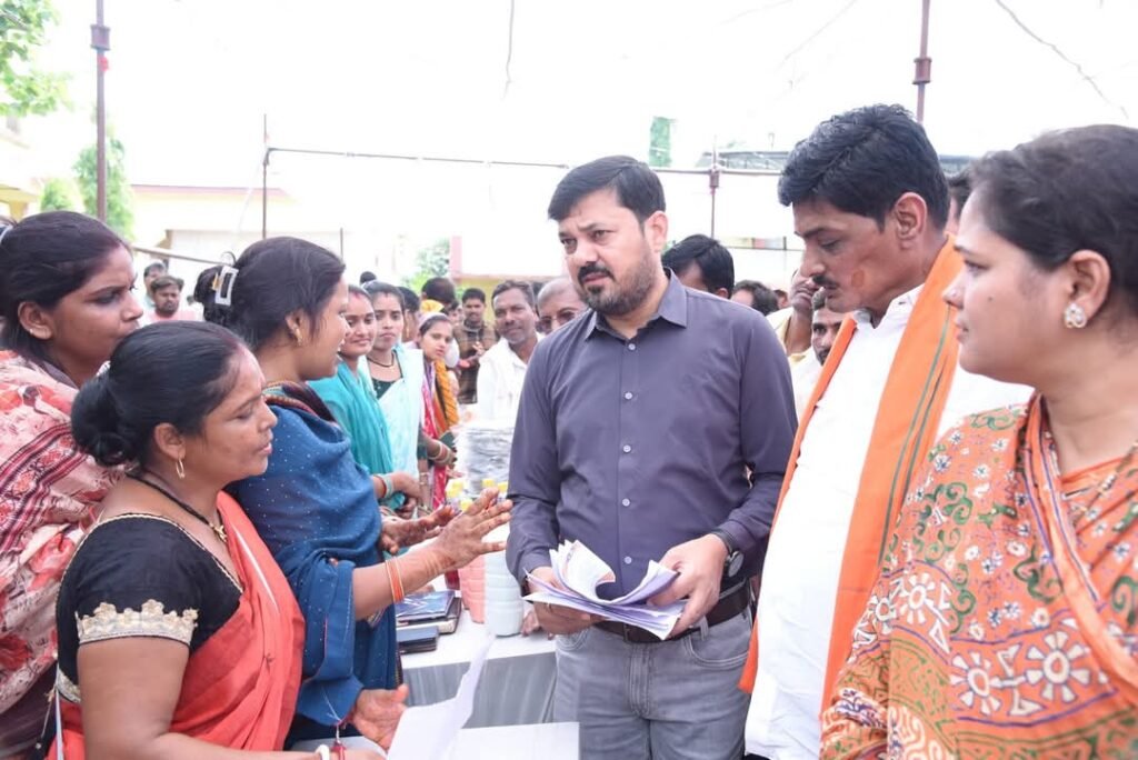 कनकी में लगा सुशासन तिहार का समाधान कैंप : विधायक अनुज शर्मा ने बांटे पट्टे-कार्ड, सुनीं जनता की बातें 2 1001713213