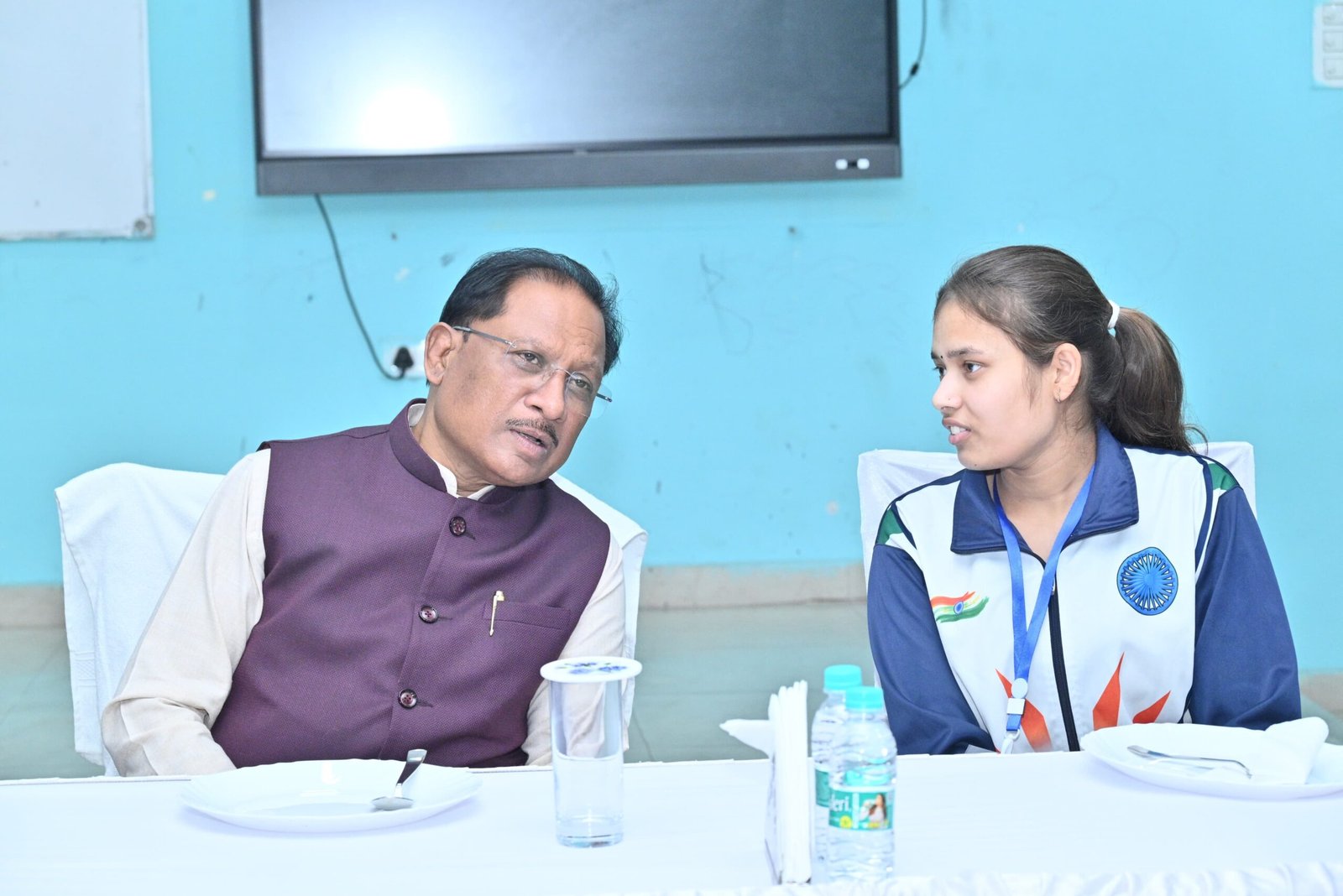 CM साय पहुंचे आकांक्षा विद्यालय: छात्रों को दी सफलता की मंत्र, किया रात्रि भोज, सुनाए सपनों को उड़ान देने वाले किस्से 1 IMG 20250506 WA0006 scaled