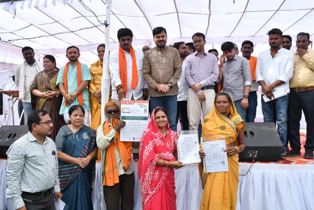 धरसींवा में सुशासन तिहार बना जनविश्वास का पर्व: विधायक अनुज शर्मा ने ग्रामीणों को बांटी ऋण पुस्तिका, आइस बॉक्स और पट्टे, समस्याओं के त्वरित समाधान के दिए निर्देश 1 IMG 20250507 WA0052