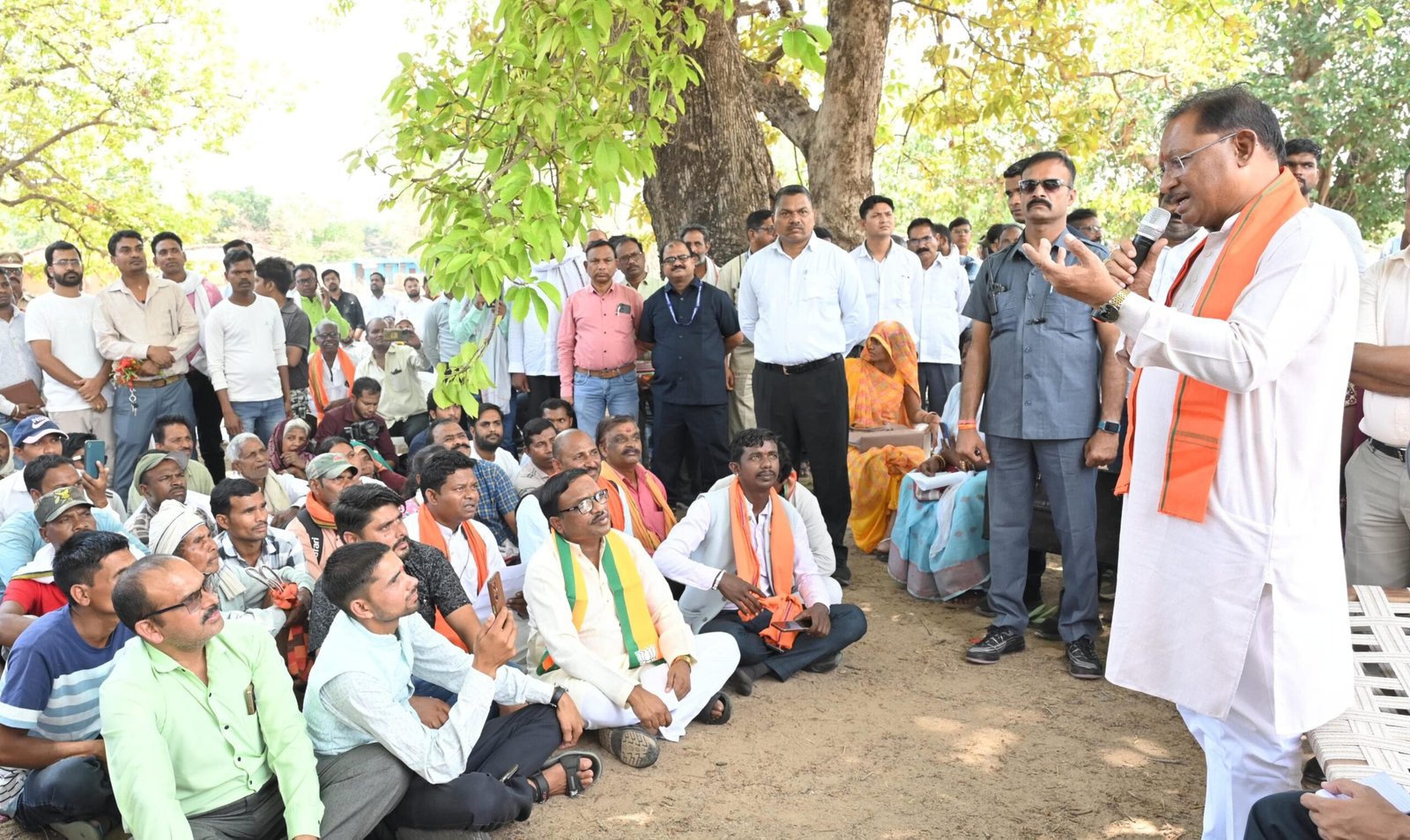 सीएम विष्णु देव साय का अचानक माथमौर दौरा : हेलिकॉप्टर से उतरते ही उमड़े ग्रामीण, चौपाल में किया विकास कार्यों का पिटारा खुला – बिजली, सड़क, तहसील और भवन की सौगात 1 IMG 20250508 WA0019 scaled