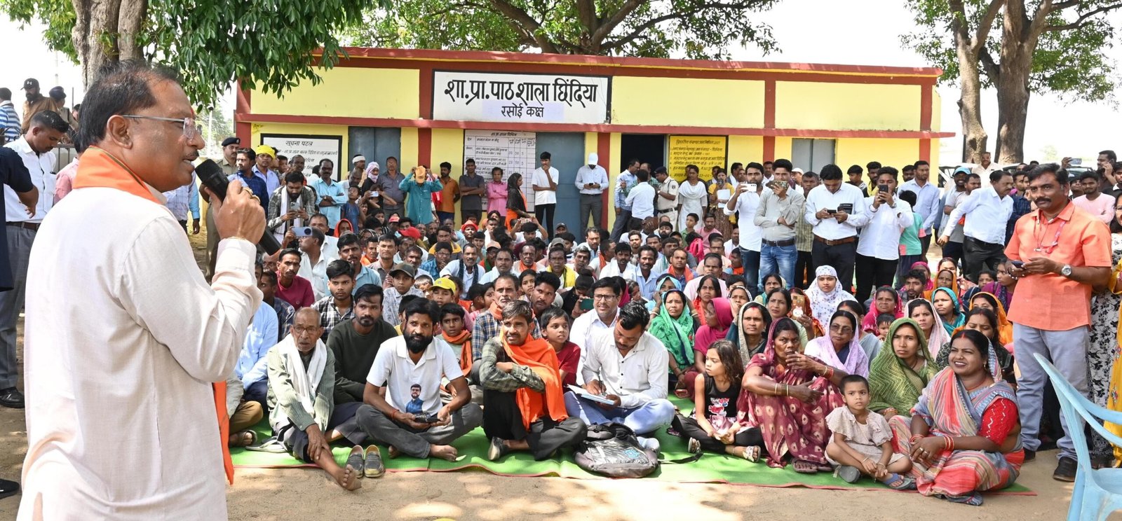 माथमौर में महुआ पेड़ की छांव तले लगी सीएम की चौपाल, बोले - "नवविवाहिताओं को भी जल्द मिलेगा महतारी वंदन योजना का लाभ" 1 IMG 20250508 WA0052 1 scaled