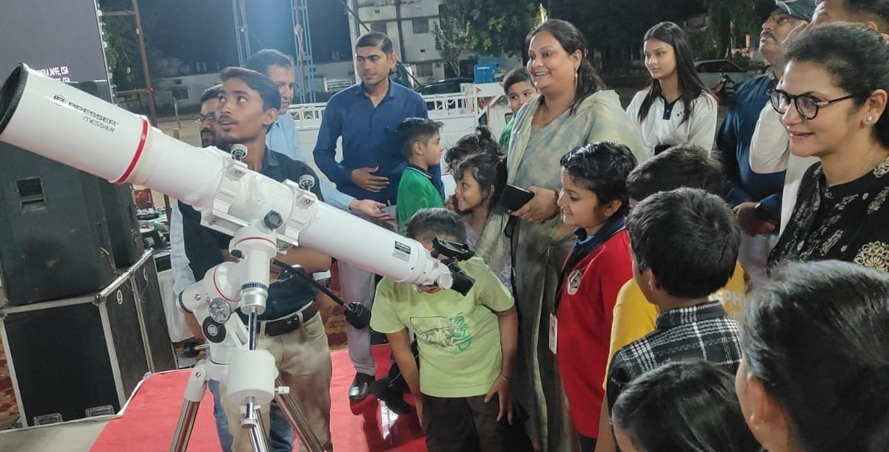 कोरिया में विज्ञान की नई उड़ान: मेगा स्काई वॉचिंग कार्यक्रम में उमड़ा उत्साह, बैकुण्ठपुर में 500 से अधिक विद्यार्थियों ने देखा चंद्रमा, मंगल और बृहस्पति का लाइव दृश्य 1 IMG 20250511 WA0035