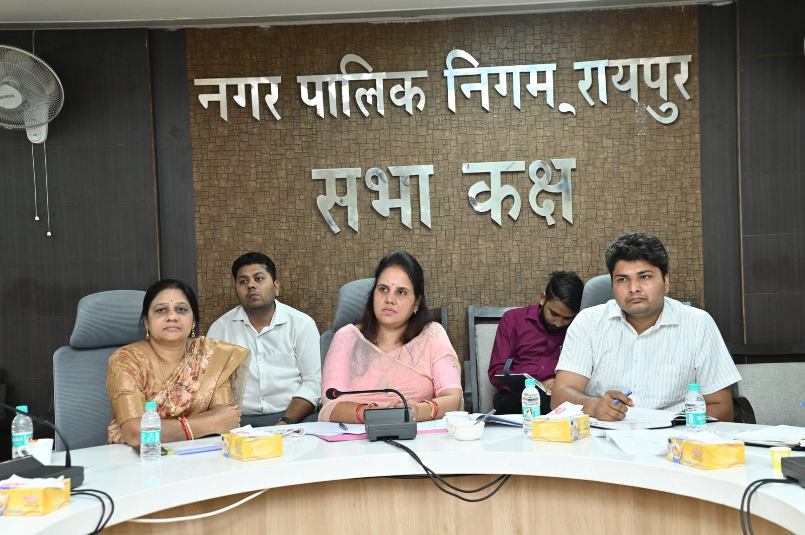 रायपुर में महापौर मीनल चौबे ने बारिश से पहले बड़े नालों की तली तक सफाई के दिए सख्त निर्देश : 30 मई तक हर हाल में पूरा हो काम, लापरवाही पर अधिकारियों पर गिरेगी गाज 1 IMG 20250516 WA0050 scaled