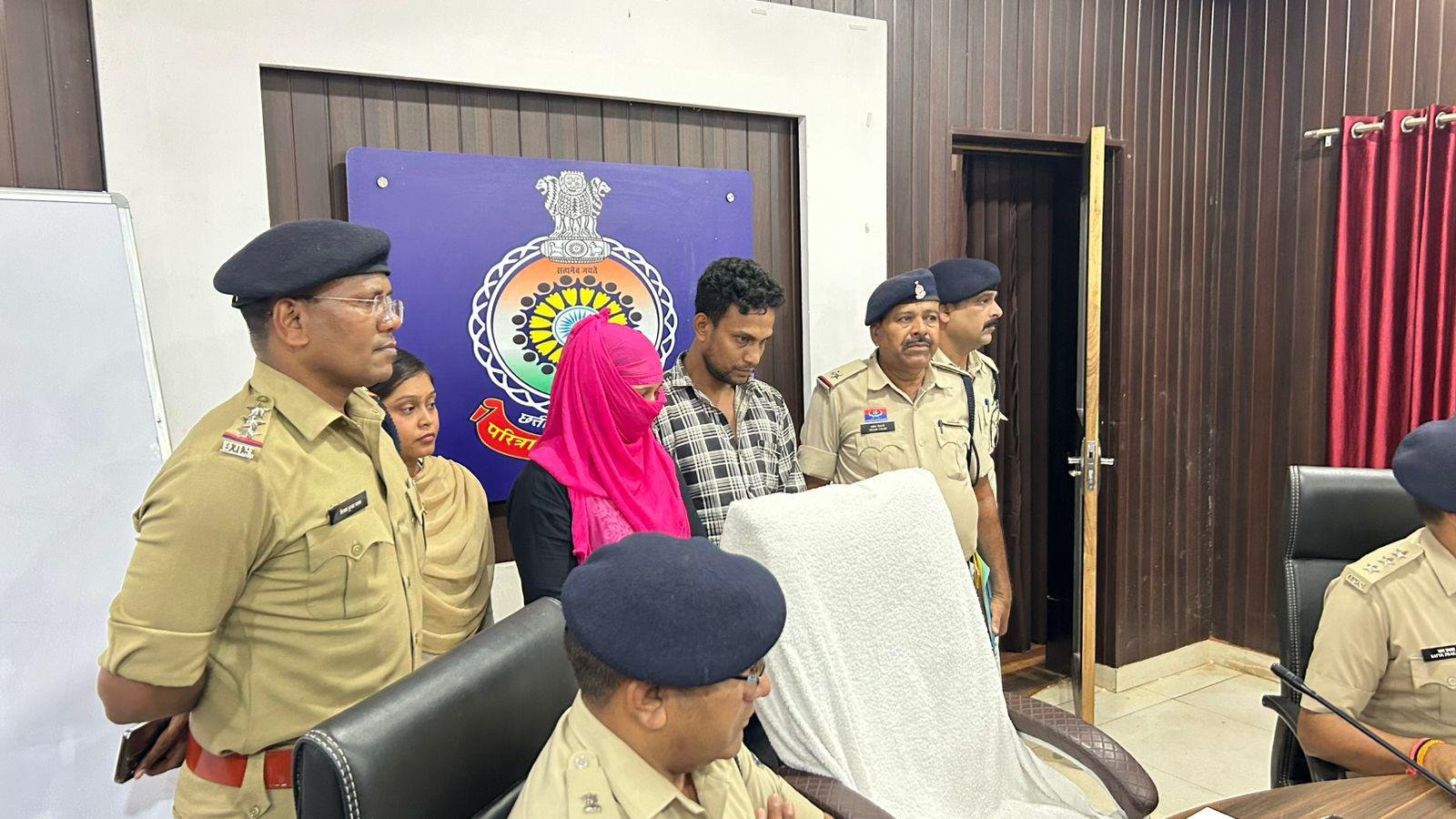 भिलाई में अवैध रूप से रह रहे बांग्लादेशी दंपत्ति गिरफ्तार, फर्जी दस्तावेजों से भारतीय नागरिक बनने का प्रयास 1 IMG 20250517 WA0089