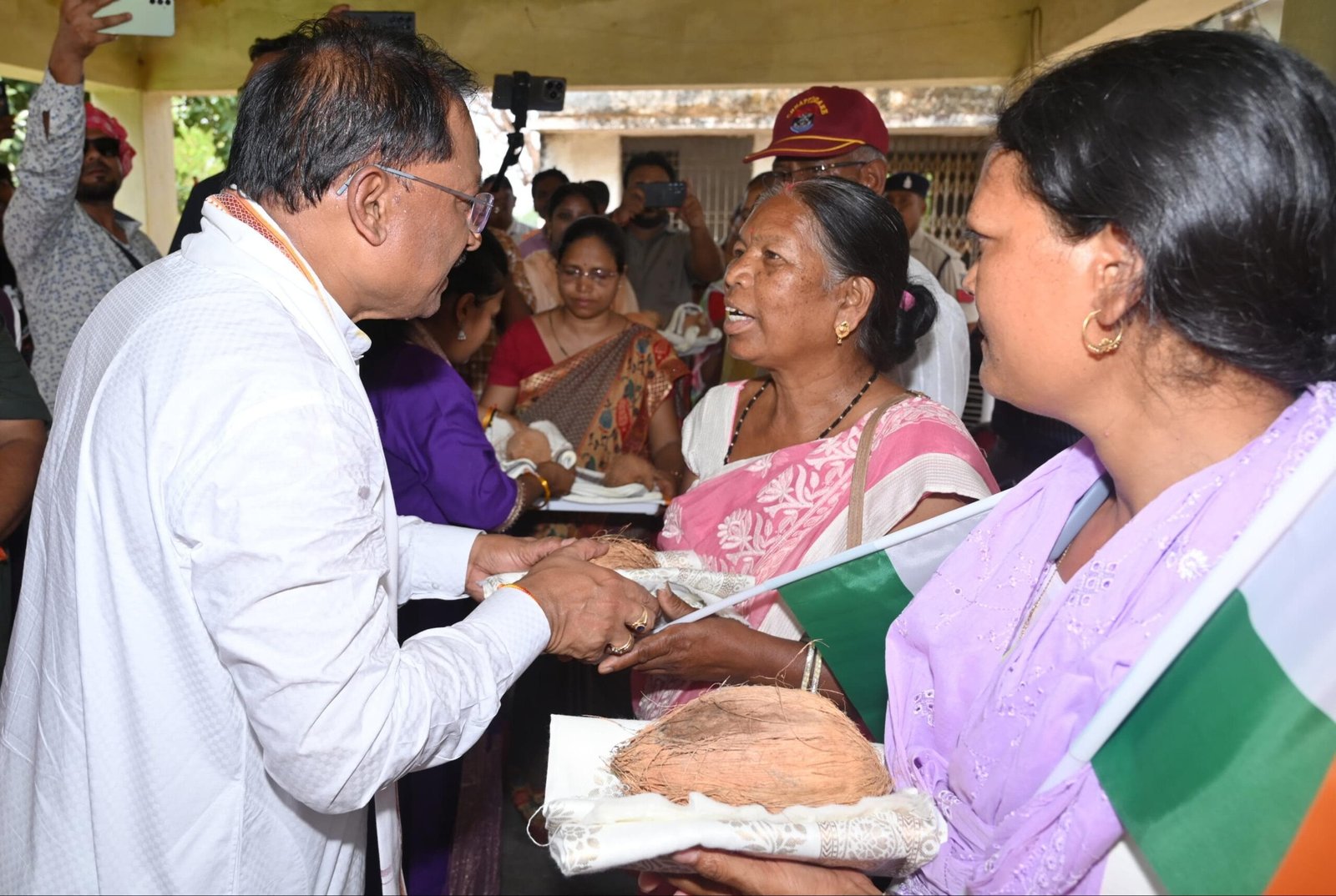 तिरंगा यात्रा में सीएम विष्णुदेव साय का राष्ट्रप्रेम संदेश : शहीदों के परिजनों को किया सम्मानित, ऑपरेशन सिंदूर की सफलता पर हस्ताक्षर अभियान शुरू कर दिखाई एकता की ताकत 1 IMG 20250517 WA0110 scaled