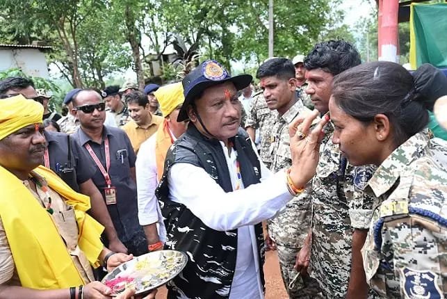 अबूझमाड़ के सफल ऑपरेशन के बाद बासिंग पहुंचे मुख्यमंत्री विष्णुदेव साय : जवानों का बढ़ाया हौसला और इलाके के विकास के लिए 1.04 करोड़ की घोषणाएं—हर गांव को मिली नई सौगात 1 IMG 20250523 WA0029