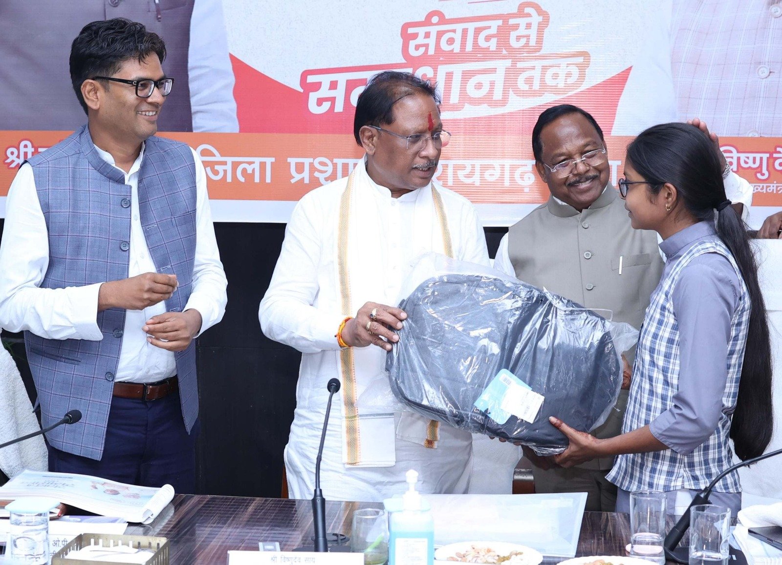 रायगढ़ में CM विष्णुदेव साय ने मेधावी छात्रों को किया सम्मानित : बोर्ड टॉपर्स को दिए लैपटॉप-टैबलेट, बोले– हर प्रतिभा को मिलेगा पूरा समर्थन 1 IMG 20250527 WA0084