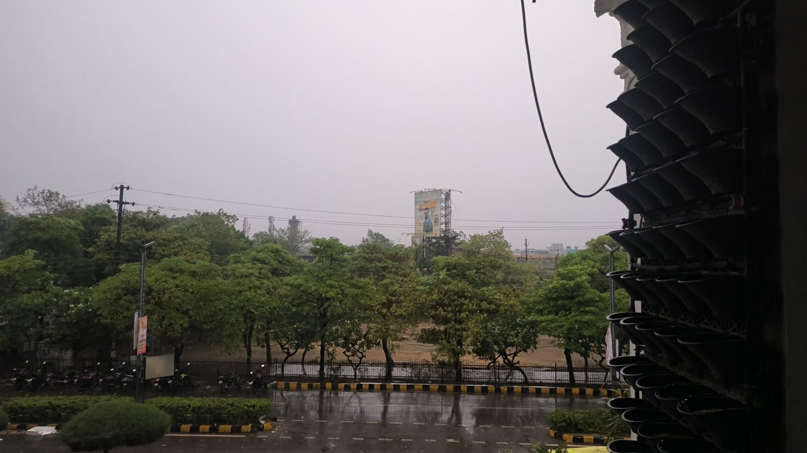 आंधी-तूफान और बारिश से कांपा छत्तीसगढ़: रायपुर में अंधेरा छाया, कई जिलों में गिरे ओले, तापमान 10 डिग्री तक लुढ़का, अगले 4 दिन मौसम रहेगा बेकाबू 1 IMG 20250501 165627 scaled