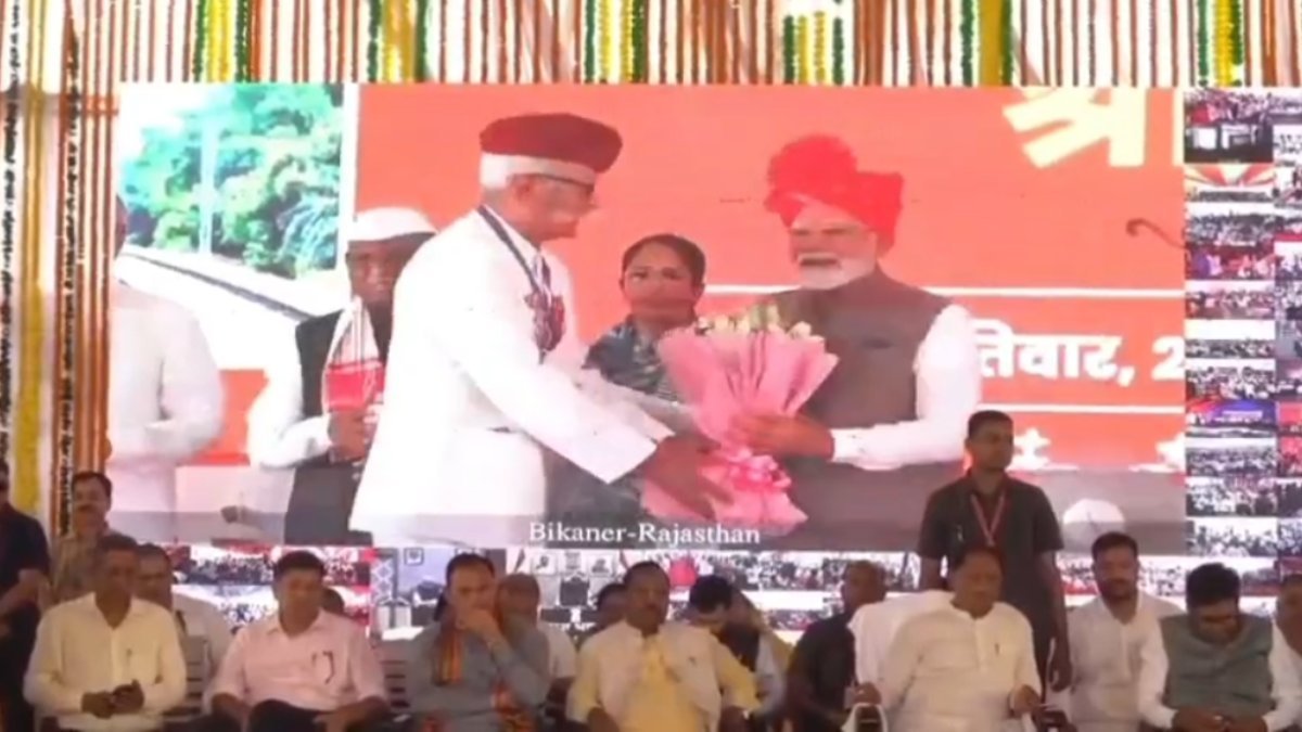 देश की रफ्तार को नई पटरी पर लाएगा अमृत स्टेशन: PM मोदी ने अम्बिकापुर सहित 103 आधुनिक रेलवे स्टेशनों का किया लोकार्पण, छत्तीसगढ़ को विकास की पांच सौगातें, CM विष्णुदेव साय ने कहा – 2047 तक विकसित राज्य बनाने का संकल्प 1 image 27 8