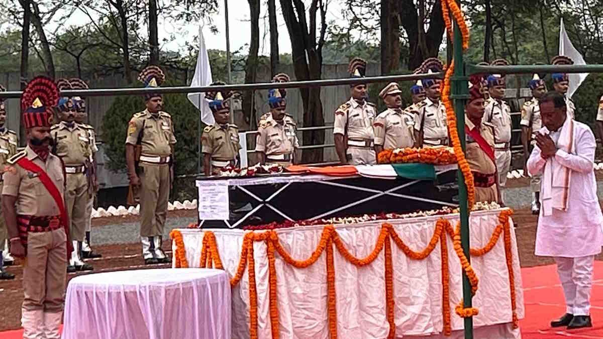 शहीद मेहूल सोलंकी को रायपुर में अंतिम सलामी : सीएम विष्णु देव साय और डिप्टी सीएम विजय शर्मा ने दी श्रद्धांजलि, पार्थिव शरीर गुजरात रवाना 1 jawan 11