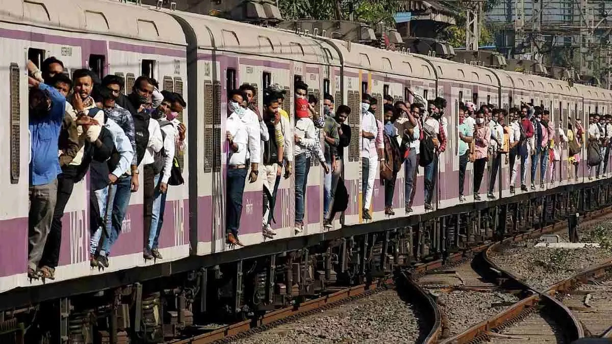 महाराष्ट्र के ठाणे में लोकल ट्रेन हादसा: 3 यात्रियों की मौत, कई घायल 1 09 06 2025 thane train accident 1