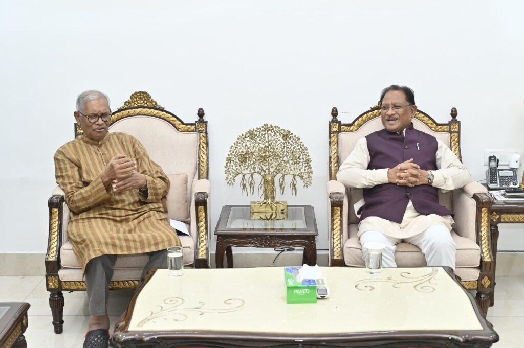 मुख्यमंत्री विष्णु देव साय ने पूर्व केंद्रीय मंत्री अरविंद नेताम से की सौजन्य भेंट : संघ कार्यक्रम में मुख्य अतिथि बनाए जाने पर दी बधाई, नक्सलवाद और मतांतरण जैसे मुद्दों पर हुई अहम चर्चा 2 1001758441