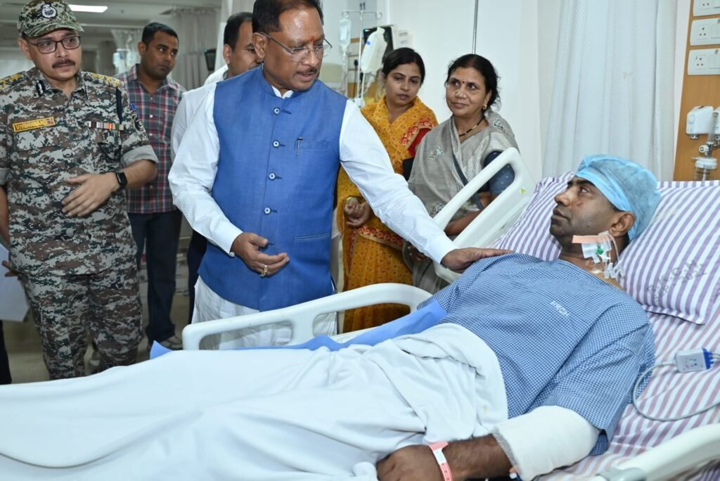 शहीद एएसपी को अंतिम विदाई देने पहुंचे सीएम : नक्सली हमले पर बुलाई हाई लेवल बैठक, अस्पताल में घायल जवानों से की मुलाकात, कहा – हर मोर्चे पर जवाब देंगे नक्सलियों को 2 1001766969