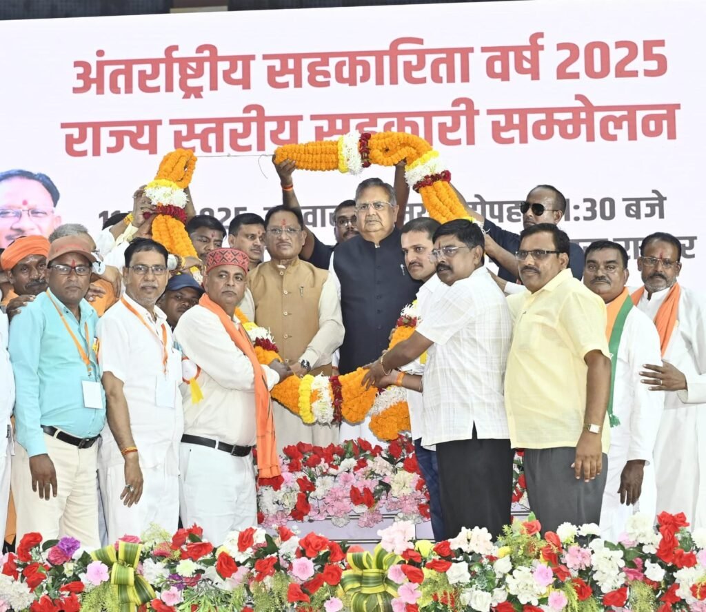 CM विष्णुदेव साय अपेक्स बैंक के नवनियुक्त प्राधिकृत अधिकारी के पदभार ग्रहण में हुए शामिल, बोले -"प्रधानमंत्री नरेंद्र मोदी के नेतृत्व में सहकारिता को घर-घर तक पहुंचाने की संकल्पना हो रही है पूरी" 2 1001776977