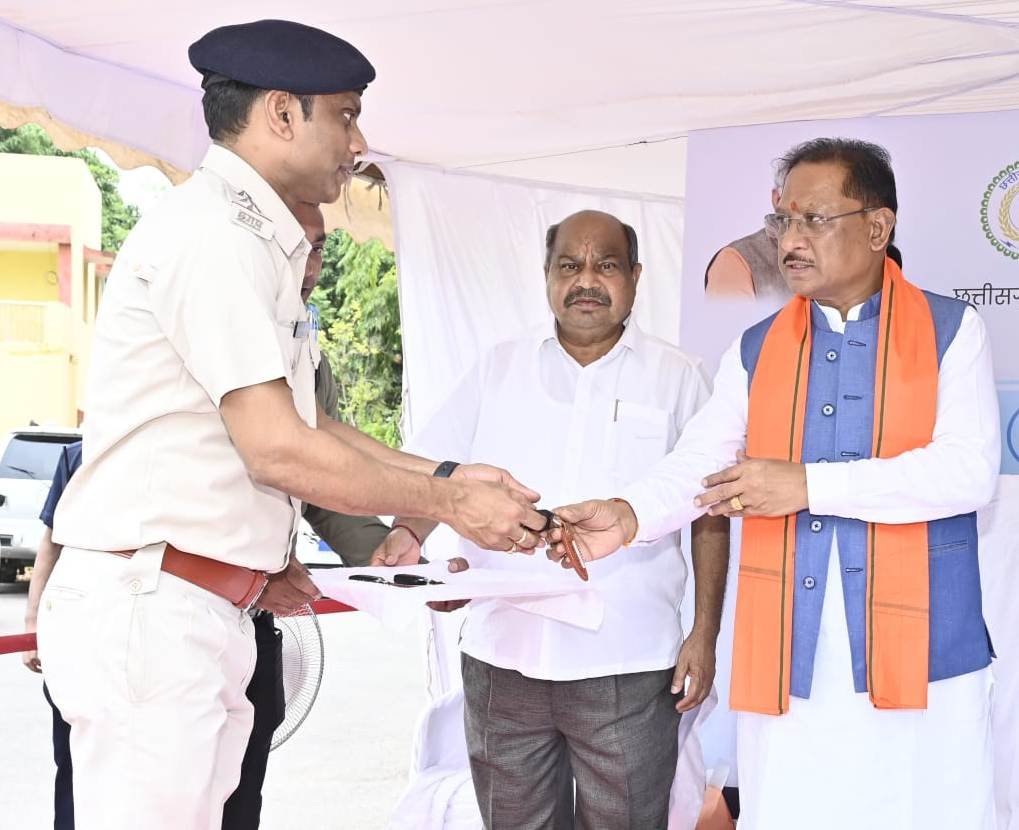 CM विष्णु देव साय का बड़ा एक्शन प्लान: सड़क हादसों पर लगेगा ब्रेक, 48 हाईटेक उड़नदस्ता वाहन उतारे मैदान में, ट्रैफिक तोड़ने वालों की अब खैर नहीं 2 1001810806