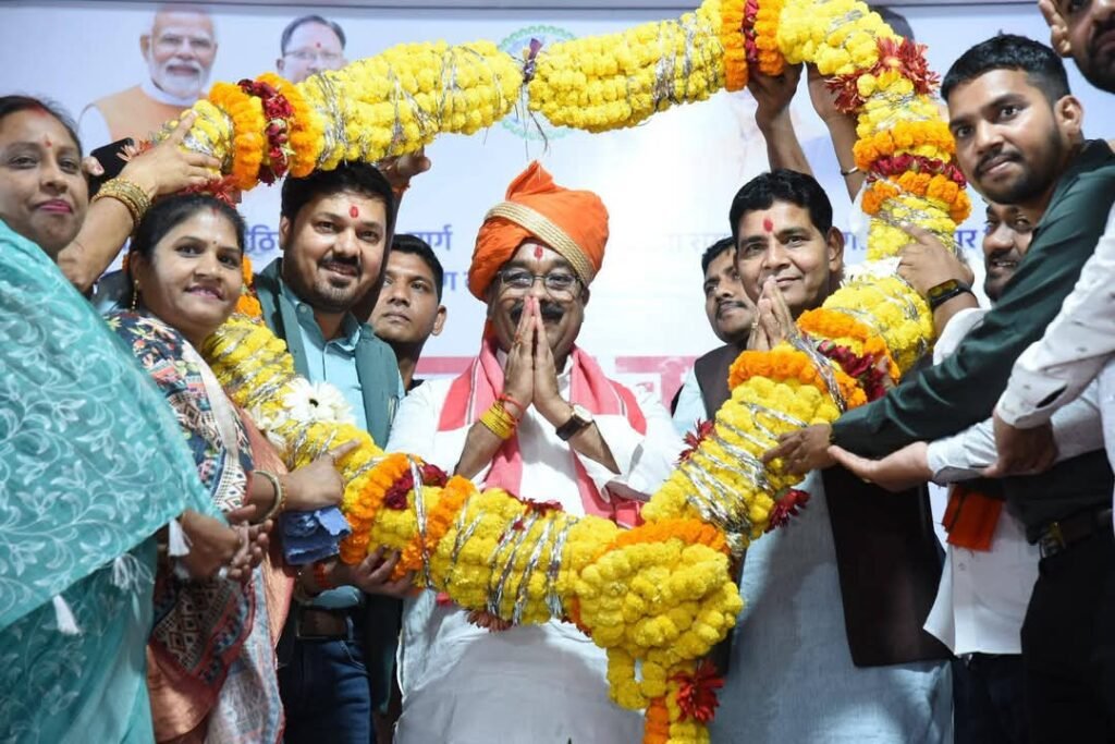 धरसींवा में विकास कार्यों की बड़ी सौगात: उप मुख्यमंत्री अरुण साव ने 62 करोड़ के सड़क निर्माण कार्यों का किया भूमिपूजन, विधायक अनुज शर्मा बोले - "जहां बड़े भाई का आशीर्वाद हो, वहां विकास की गंगा बहती है" 2 1001824378