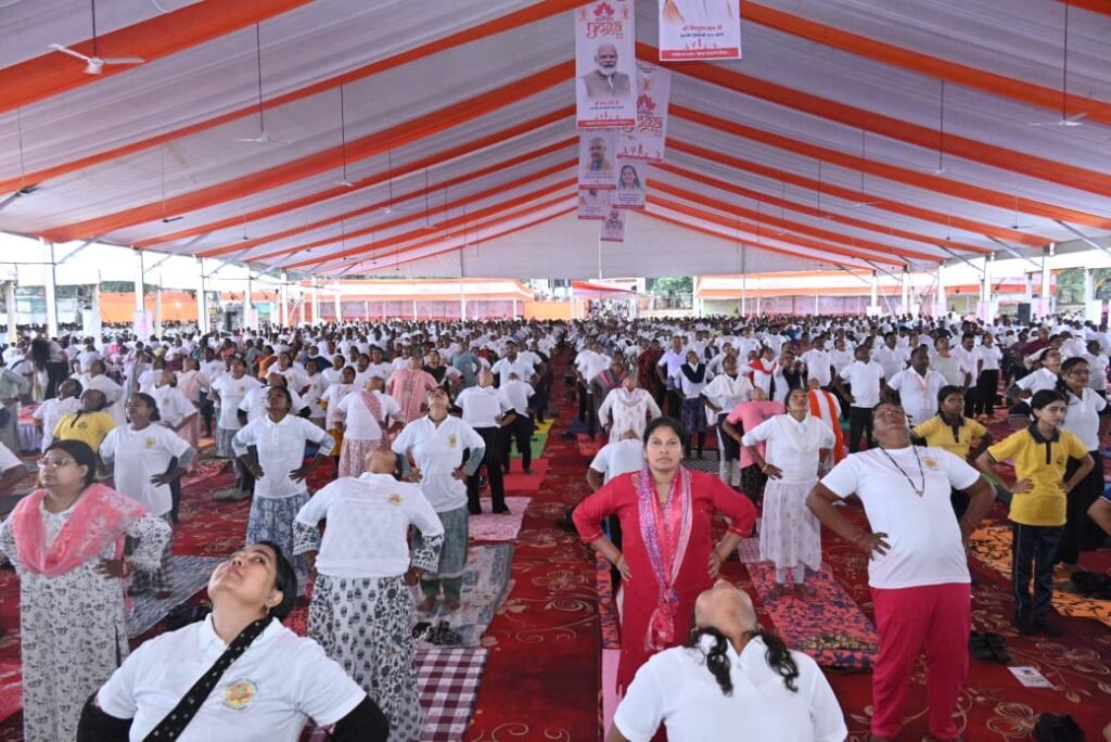 "योग दिवस पर जशपुर पहुंचे मुख्यमंत्री विष्णु देव साय : हजारों लोगों संग किया योग, 108 करोड़ के कार्यों का किया लोकार्पण-भूमिपूजन, बच्चों और दिव्यांगों ने भी दिखाया दम" 3 1001834133