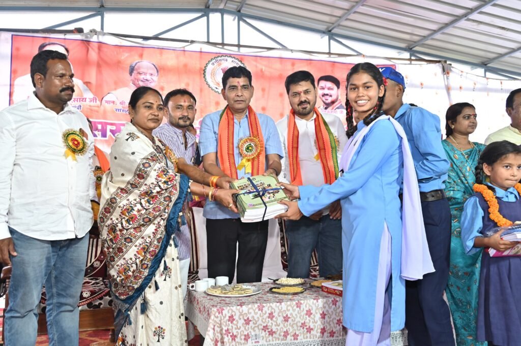 शिक्षा और संस्कार : पद्मश्री अनुज शर्मा ने टोहड़ा में बच्चों को दी शिक्षा की सौगात, वृक्षारोपण कर दिया उज्ज्वल भविष्य का संदेश 🌱📚 3 1001848221