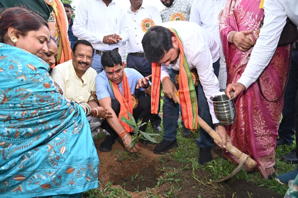शिक्षा और संस्कार : पद्मश्री अनुज शर्मा ने टोहड़ा में बच्चों को दी शिक्षा की सौगात, वृक्षारोपण कर दिया उज्ज्वल भविष्य का संदेश 🌱📚 2 1001848225