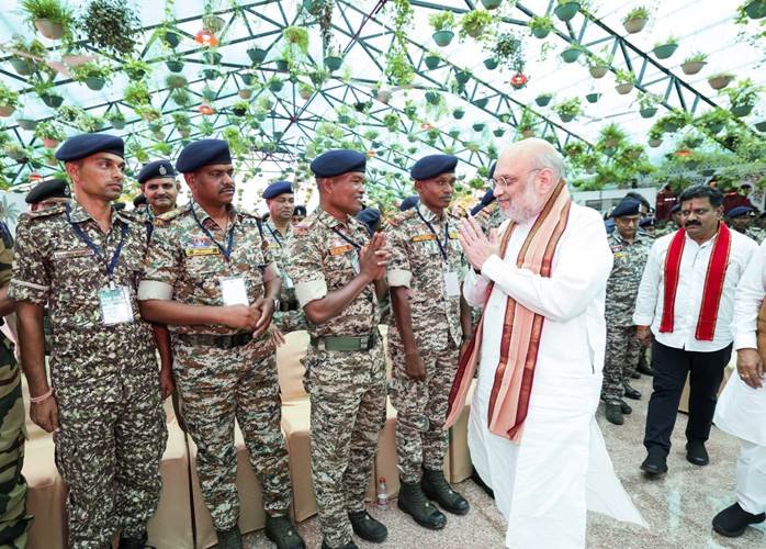 अमित शाह का नक्सलवाद पर सबसे बड़ा वार : बोले- 31 मार्च 2026 तक देश होगा नक्सल मुक्त, बंदूक छोड़ पेंसिल थाम रहे बच्चे, बस्तर में विकास की गूंज और सुरक्षा बलों के बलिदान को मिलेगा इतिहास में स्थान 2 1001849589