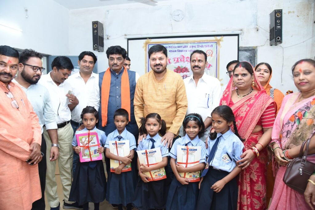 धरसींवा में शाला प्रवेशोत्सव के रंग में रंगे बच्चे : पद्मश्री विधायक अनुज शर्मा ने बच्चों को दी सफलता की प्रेरणा, किया वृक्षारोपण, बांटी किताबें-साइकिल और सेवानिवृत्त शिक्षकों का किया सम्मान 3 1001861317