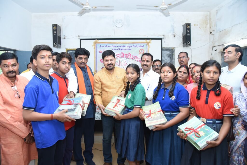 धरसींवा में शाला प्रवेशोत्सव के रंग में रंगे बच्चे : पद्मश्री विधायक अनुज शर्मा ने बच्चों को दी सफलता की प्रेरणा, किया वृक्षारोपण, बांटी किताबें-साइकिल और सेवानिवृत्त शिक्षकों का किया सम्मान 4 1001861318