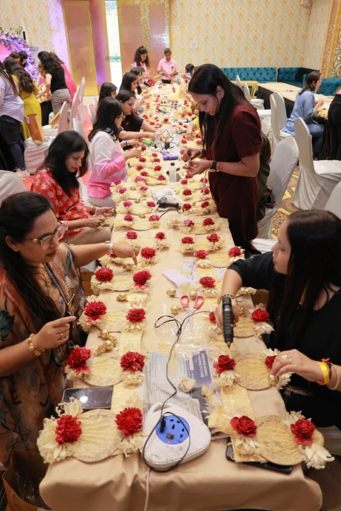 रायपुर: रोटरी क्लब रायपुर ऐलिगेंस ने आयोजित की पारंपरिक बंदनवार निर्माण कार्यशाला, महिलाओं ने दिखाया रचनात्मक हुनर 3 1001866411