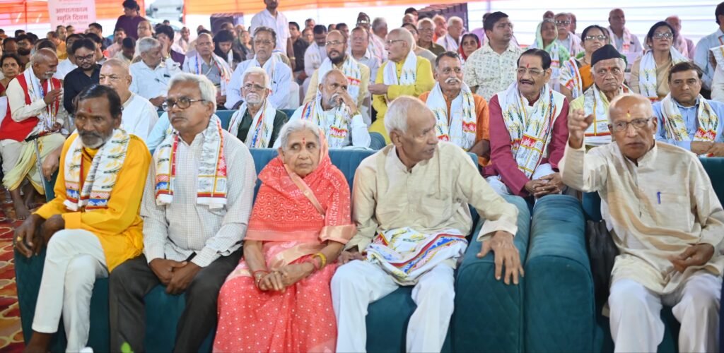 लोकतंत्र केवल एक शासन प्रणाली नहीं, बल्कि जीवन जीने की एक पद्धति: लोकतंत्र सेनानियों का संघर्ष हम सबके लिए प्रेरणास्रोत - मुख्यमंत्री विष्णु देव साय 3 1001866578