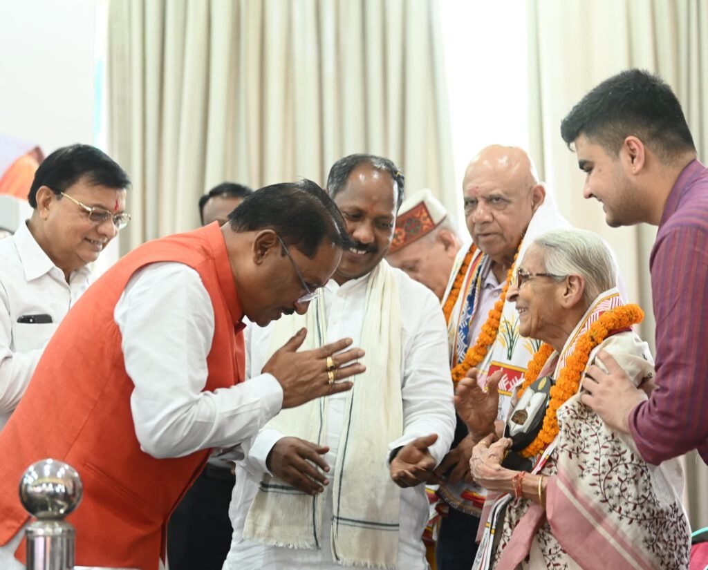 लोकतंत्र केवल एक शासन प्रणाली नहीं, बल्कि जीवन जीने की एक पद्धति: लोकतंत्र सेनानियों का संघर्ष हम सबके लिए प्रेरणास्रोत - मुख्यमंत्री विष्णु देव साय 2 1001866581