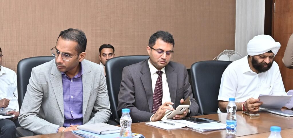 धान उठाव में तेजी लाने सरकार का एक्शन प्लान तैयार : मंत्रिमंडलीय उप समिति की बैठक में लिए गए बड़े फैसले, ई-नीलामी से होगा 35 लाख मीट्रिक टन धान का निराकरण, चावल जमा की तारीख 5 जुलाई तक बढ़ी 2 1001866982
