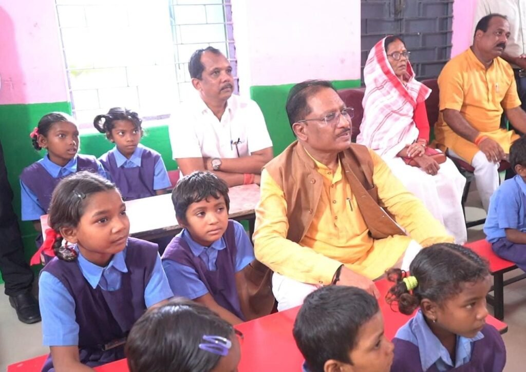 CM विष्णु देव साय ने सम्पर्क स्मार्ट स्कूल और स्मार्ट ब्लॉक कार्यक्रम का किया शुभारंभ : जशपुर के 50 स्कूलों को स्मार्ट किट, शिक्षा क्रांति को बताया मील का पत्थर 2 1001879173