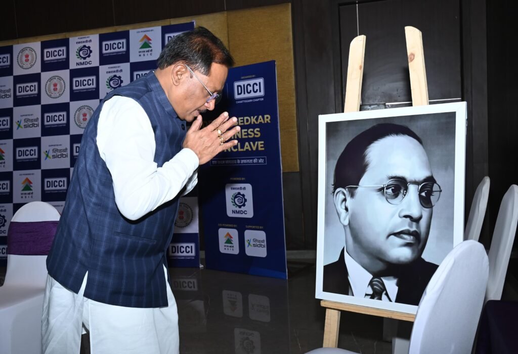 मुख्यमंत्री साय डॉ. आंबेडकर बिजनेस कॉन्क्लेव एवं एक्सिलेंस अवॉर्ड्स समारोह में हुए शामिल, बोले-"छत्तीसगढ़ में बन रहा उद्योग-धंधों के लिए अनुकूल माहौल" 2 1001881656