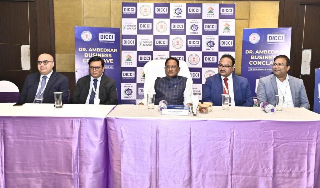मुख्यमंत्री साय डॉ. आंबेडकर बिजनेस कॉन्क्लेव एवं एक्सिलेंस अवॉर्ड्स समारोह में हुए शामिल, बोले-"छत्तीसगढ़ में बन रहा उद्योग-धंधों के लिए अनुकूल माहौल" 3 1001881659
