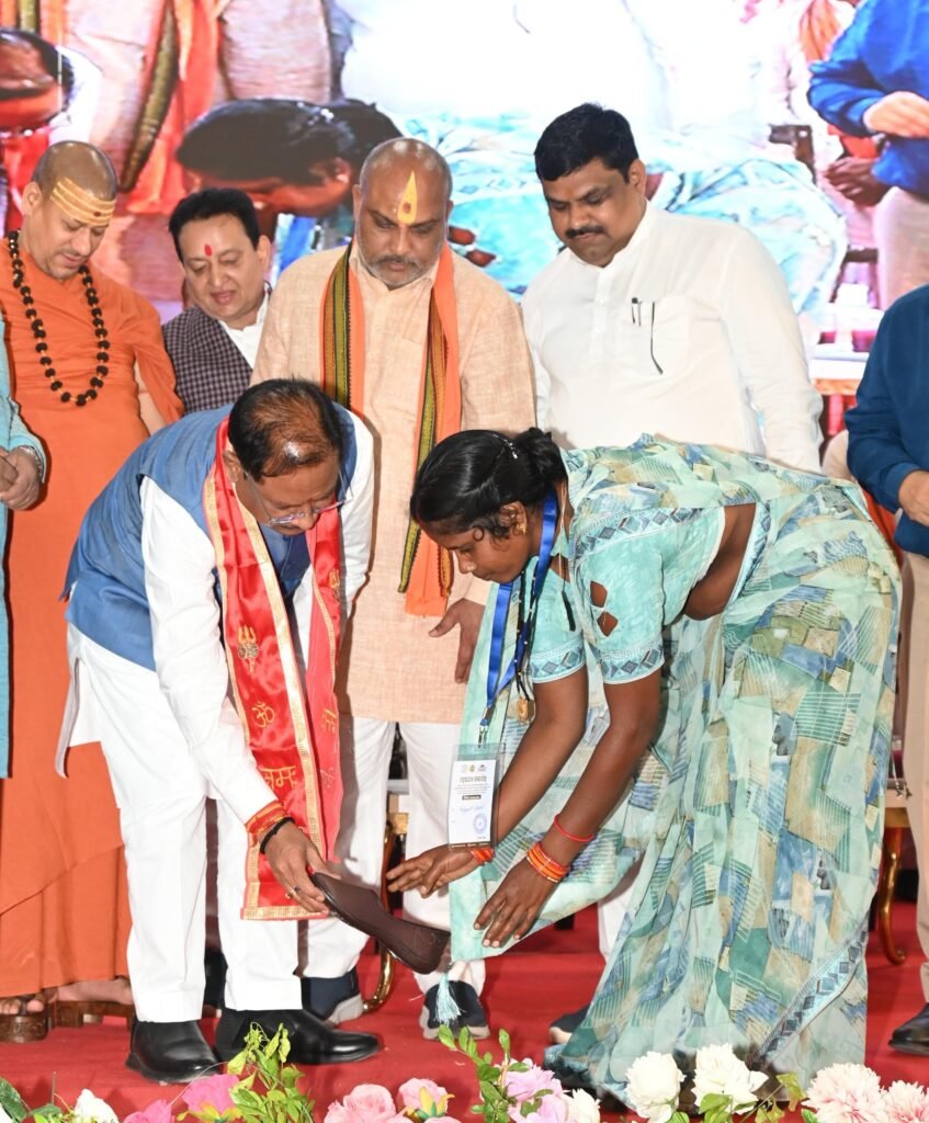 मुख्यमंत्री साय ने नवनिर्मित आधुनिक आयुर्वेदिक प्रसंस्करण इकाई और केन्द्रीय भंडार गृह परिसर का किया लोकार्पण 2 1001885927