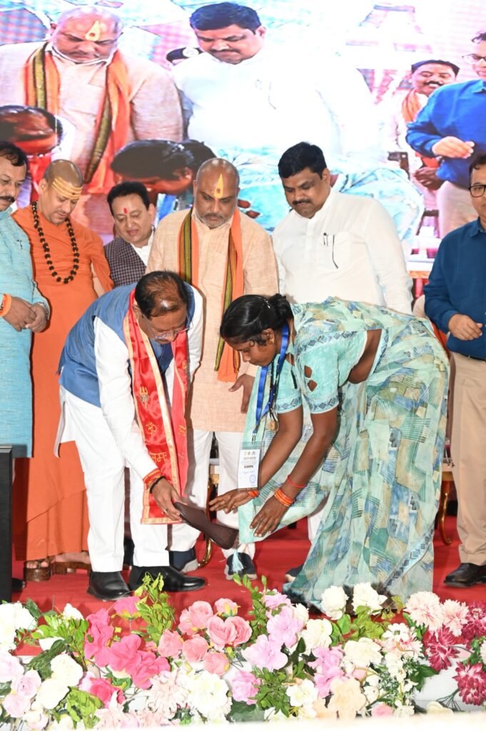 तेंदूपत्ता संग्राहकों के सम्मान में ‘चरण पादुका योजना’ का पुनः शुभारंभ – मुख्यमंत्री साय 2 1001886146