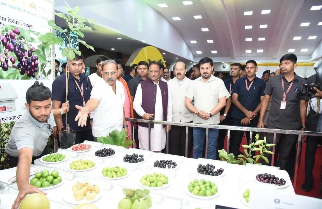 रायपुर में राष्ट्रीय आम महोत्सव का रंगारंग आगाज़: मुख्यमंत्री साय और विधायक अनुज शर्मा ने दी किसानों को तकनीकी सीख, 200 से अधिक आम की किस्मों का हुआ प्रदर्शन 1 IMG 20250607 WA0055