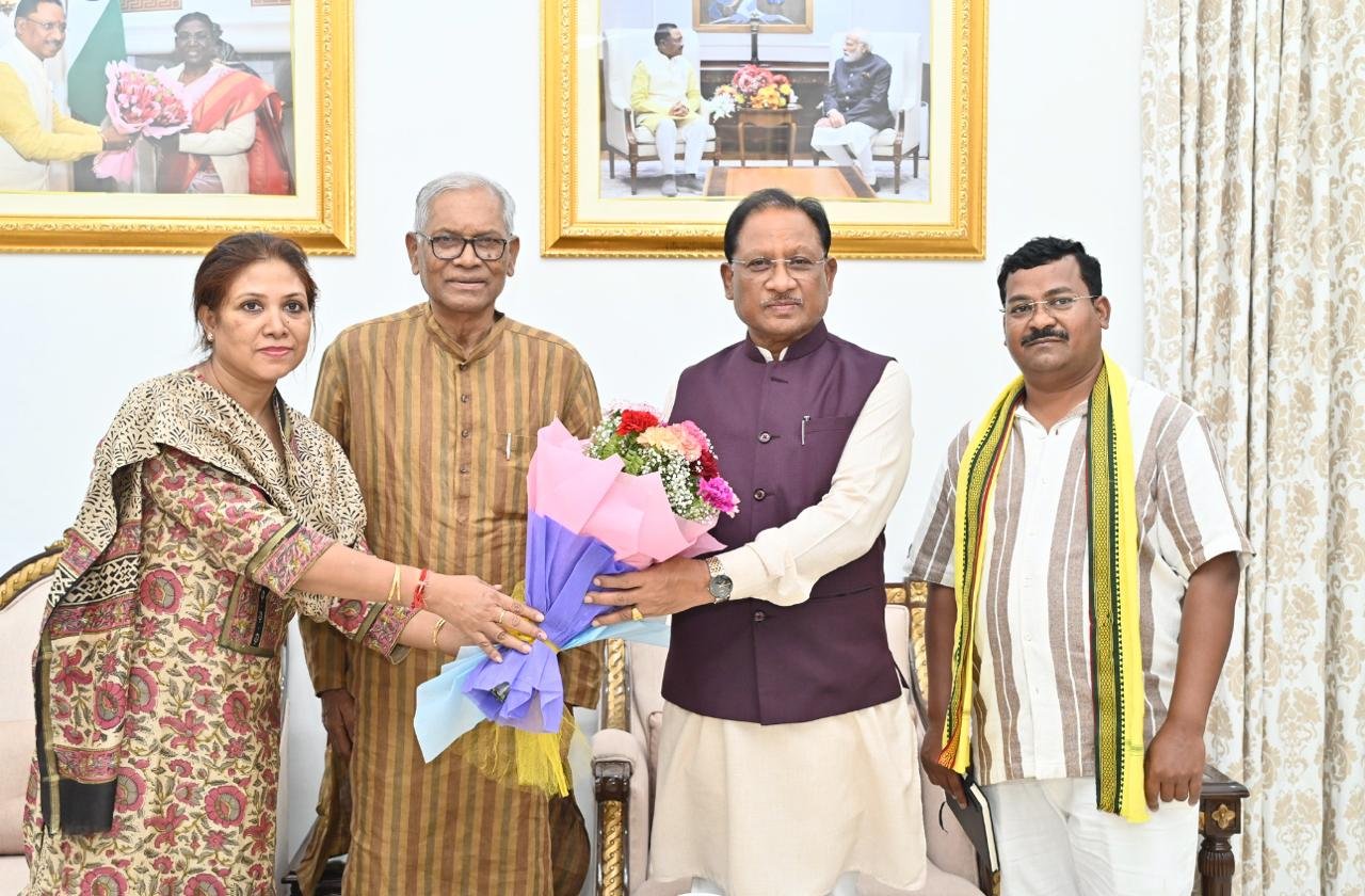 मुख्यमंत्री विष्णु देव साय ने पूर्व केंद्रीय मंत्री अरविंद नेताम से की सौजन्य भेंट : संघ कार्यक्रम में मुख्य अतिथि बनाए जाने पर दी बधाई, नक्सलवाद और मतांतरण जैसे मुद्दों पर हुई अहम चर्चा 1 IMG 20250608 WA0011