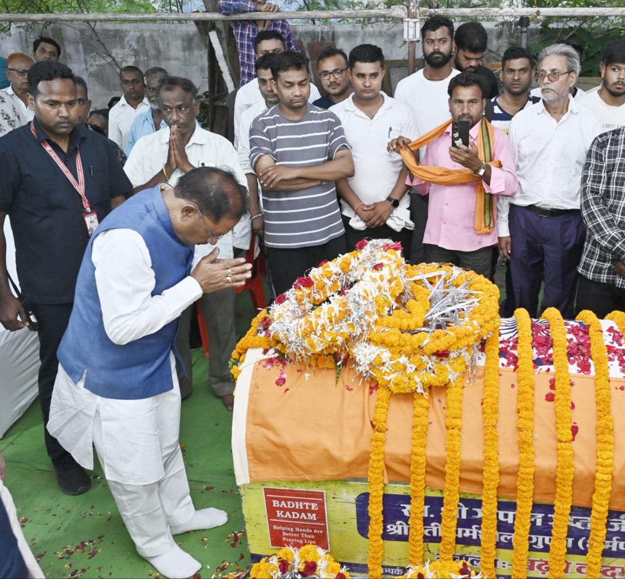 शहीद एएसपी को अंतिम विदाई देने पहुंचे सीएम : नक्सली हमले पर बुलाई हाई लेवल बैठक, अस्पताल में घायल जवानों से की मुलाकात, कहा – हर मोर्चे पर जवाब देंगे नक्सलियों को 1 IMG 20250609 WA0039