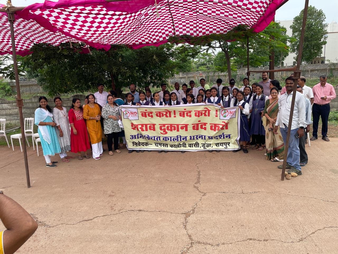 रायपुर के डुंडा में शराब दुकान खोलने का भारी विरोध, स्कूली बच्चे भी उतरे सड़क पर – नई शराब नीति पर भड़का जनाक्रोश 1 IMG 20250619 WA0008