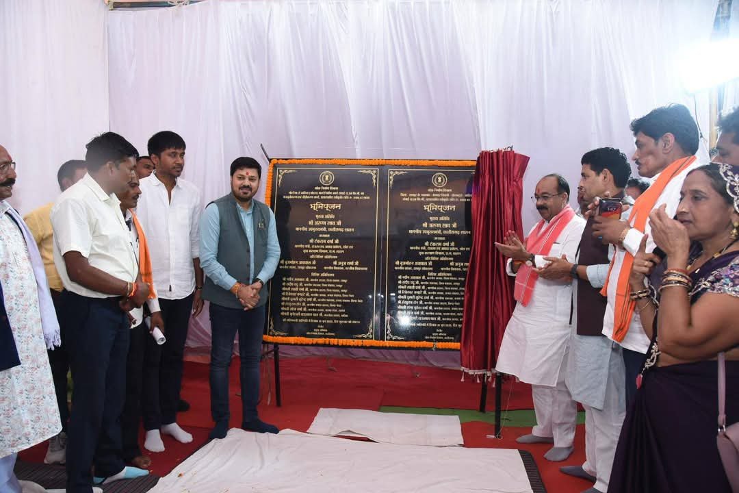 धरसींवा में विकास कार्यों की बड़ी सौगात: उप मुख्यमंत्री अरुण साव ने 62 करोड़ के सड़क निर्माण कार्यों का किया भूमिपूजन, विधायक अनुज शर्मा बोले - "जहां बड़े भाई का आशीर्वाद हो, वहां विकास की गंगा बहती है" 1 IMG 20250619 WA0026