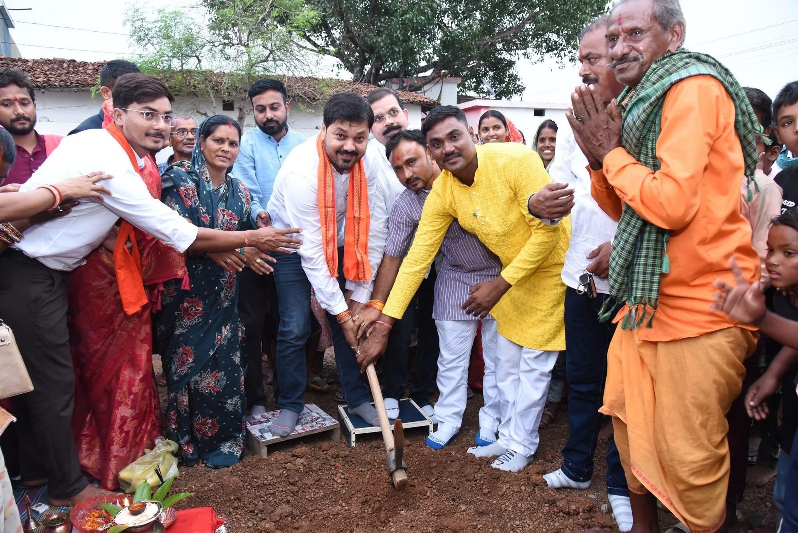 धरसींवा विधायक अनुज शर्मा ने ग्राम तरेसर में सीसी रोड और नाली निर्माण का किया भूमिपूजन, बोले- "गांवों के विकास में नहीं आने देंगे कोई कमी" 1 IMG 20250624 WA0000