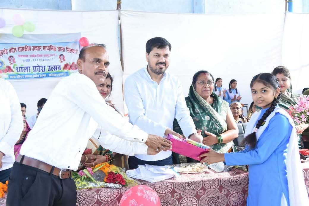 कुंरा स्थित पीएम श्री स्कूल तथा ग्राम सिलयारी में शाला प्रवेश उत्सव का उत्साह: विधायक पद्मश्री अनुज शर्मा ने बच्चों को दी शुभकामनाएं, किया वृक्षारोपण और वितरित कीं किताबें-साइकल 1 IMG 20250625 WA0005